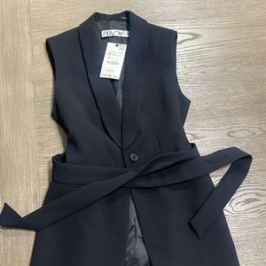 Sleeveless tuxedo collar vest.